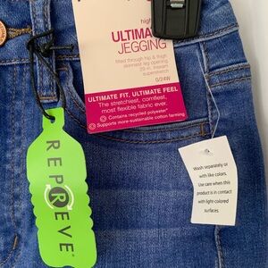 SO High Rise Ultimate Jegging NWT. REPREVE recycled. Size 0 24W 29 inch inseam